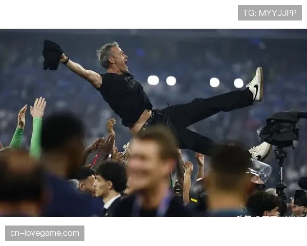 官方比赛数据:巴黎圣日耳曼控球率72%,完成28次射门 官方比赛数据:巴黎圣日耳曼控球率72%,完成28次射门